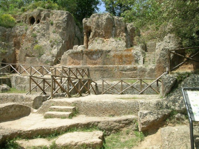 Sorano (Grosseto), loc. Sovana, Tomba Ildebranda, III-II sec. a.C. La tomba imita nella pianta un tempio periptero con alae.
