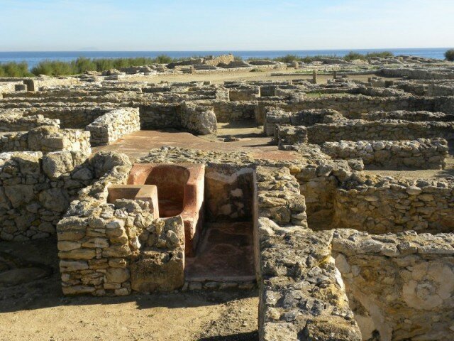 Kerkouane, Capo Bon, Tunisia. Resti di un abitato; in primo piano una vasca da bagno rivestita in cocciopesto.